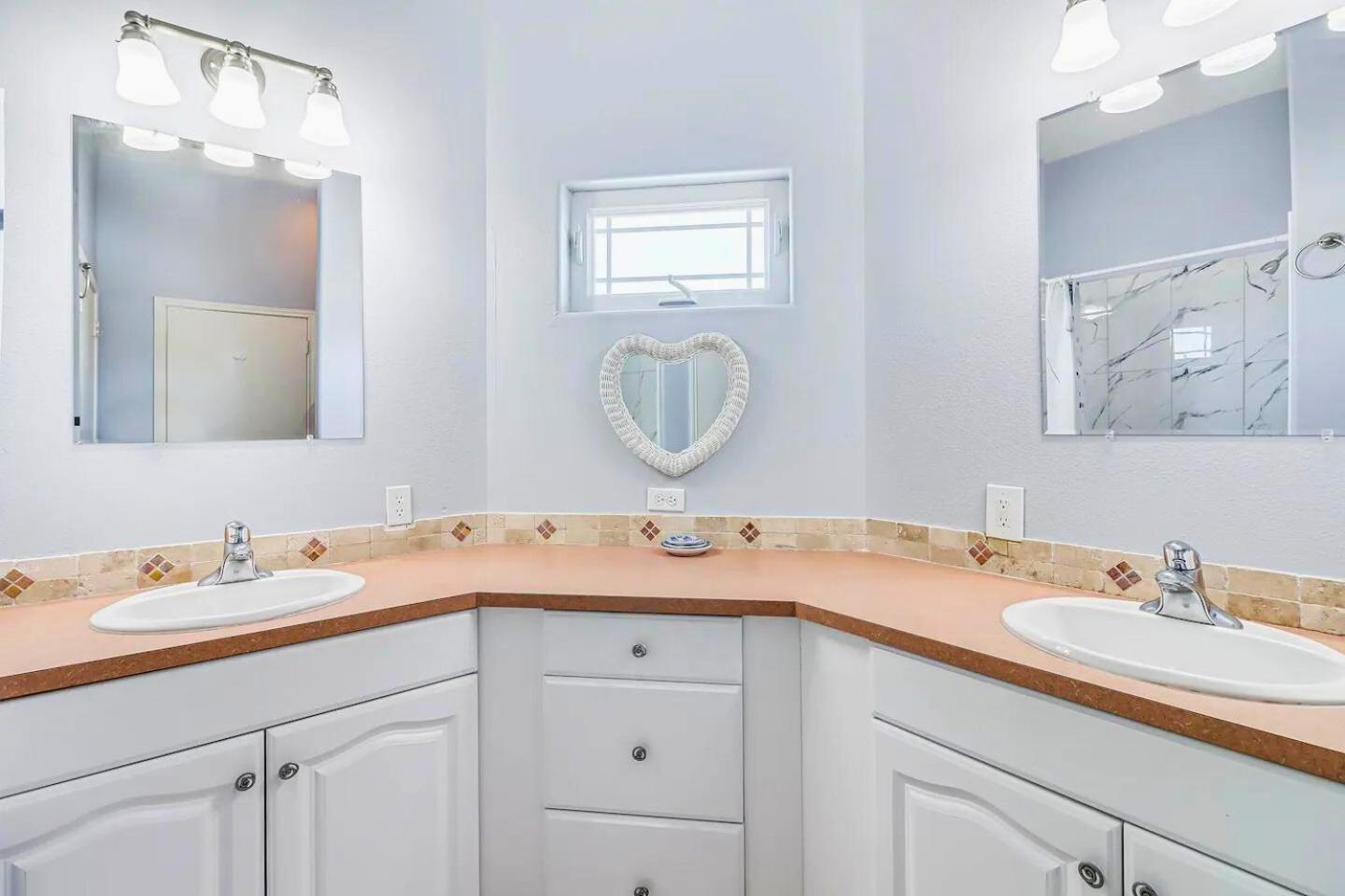 6Bdrm Beach Home - Oceanviews - Recently Renovated - Shared Pool & Hottub ポート・アランサス エクステリア 写真